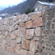Le mur en enrochement de pierres terminé